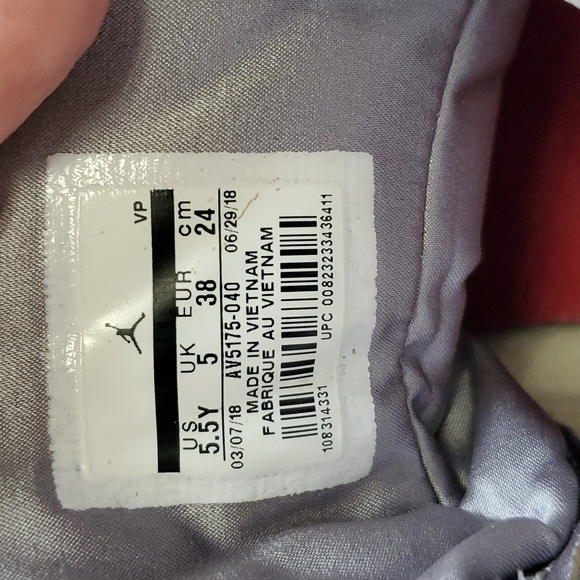 Jordan Max Aura SE Grade School Silver Metallic AV5175-040 5.5 youth - Picture 7 of 8